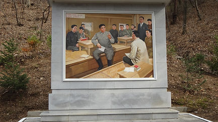 Kim Il Sung luistert in Ondergrondse Universiteit in Pyongsong