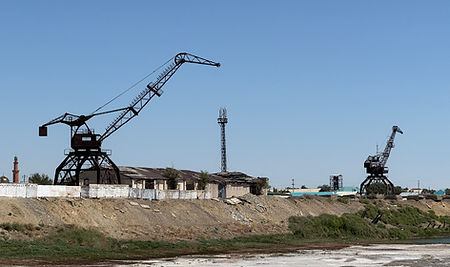 Verlaten hijskranen in Aralsk