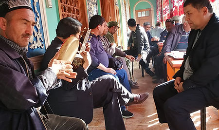 Luisteren naar muziek in Kashgar