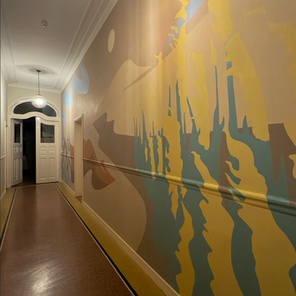 mural envolvente en pasillo de casa histórica en Haarlem Países Bajos, arte mural contemporáneo para espacios residenciales y de hospitalidad