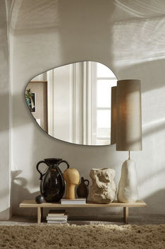 Banc en bois avec des éléments de décoration un miroir organique