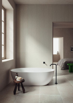 Baignoire ilot dans une salle de bain grise