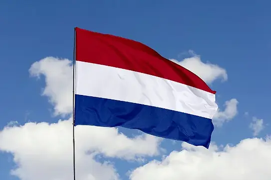 bandeira-da-holanda-paises-baixos-hasteada.webp