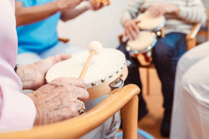 Ältere Menschen musizieren