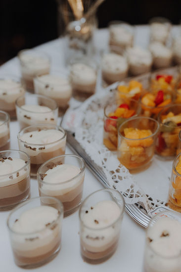 Ein Buffet mit Dessertgläschen 