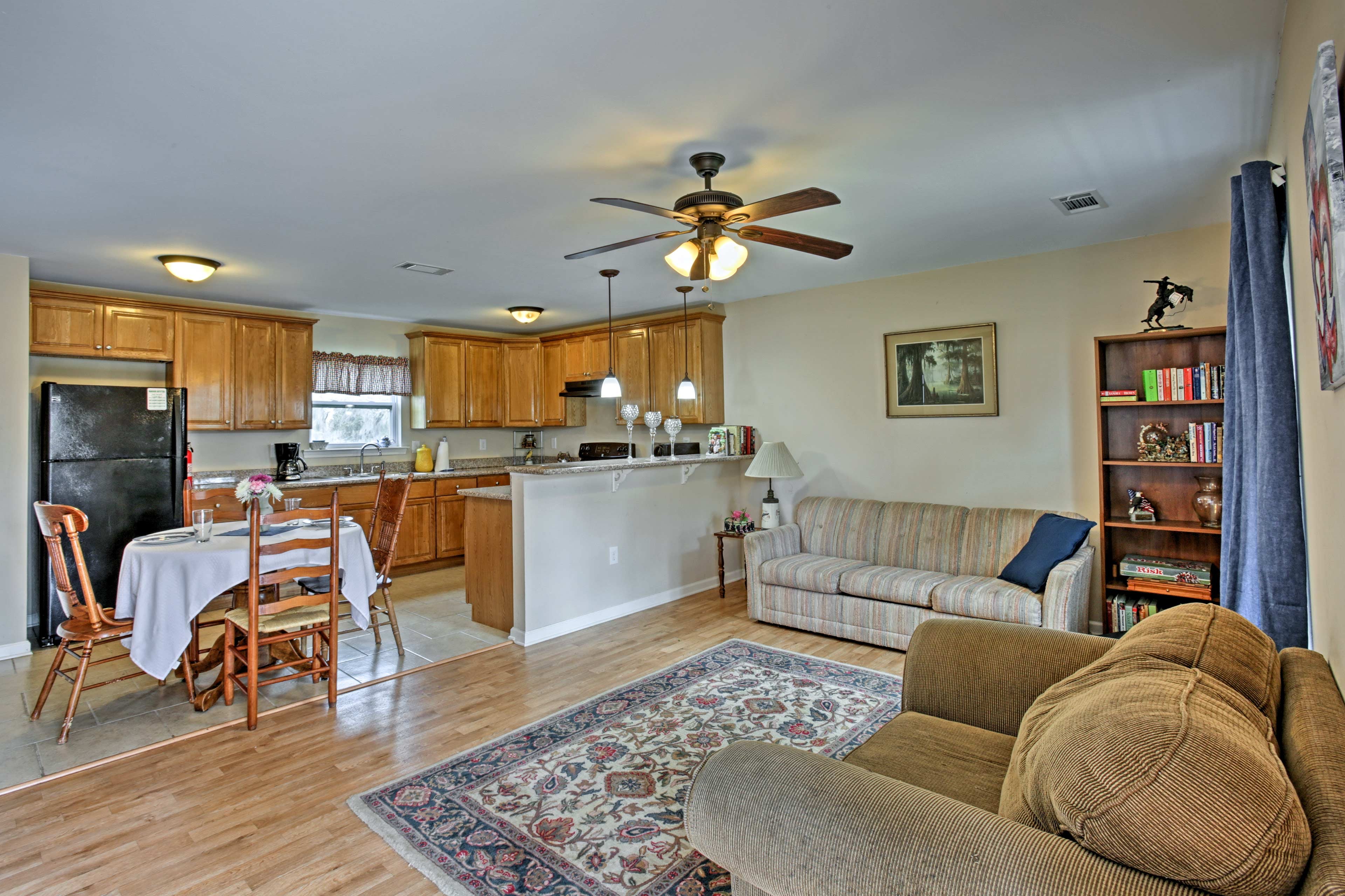 Lytle Farms Cajun Cottage Living Rm