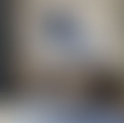 Không gian nội thất phong cách tối giản với bàn gỗ, ghế kim loại, tranh trừu tượng và tone màu trung tính – minh hoạ tinh thần thiết kế timeless, cân bằng giữa thẩm mỹ và công năng.