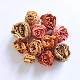 Roses en soie teint à la garance