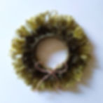 Couronne de Noël en raphia teints naturellement