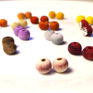 Perles en bois colorées grâce aux teintures végétales