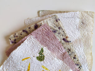 Papier recyclé teint naturellement