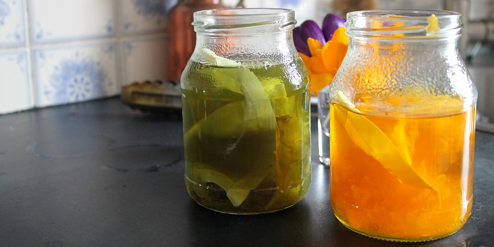 deux bains de teinture vert et jaune