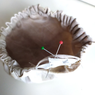 Coudre les extrémités des élastiques ensemble