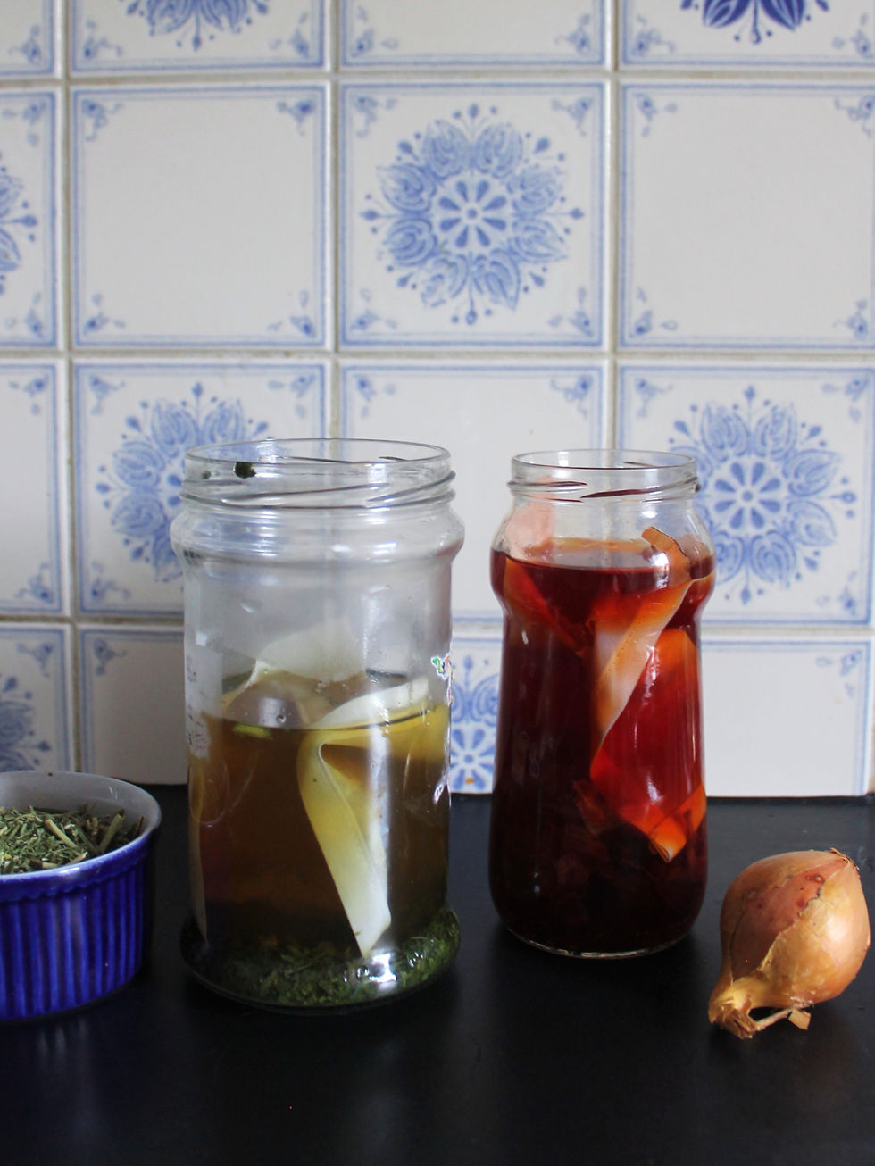 Miniature : Bains de teinture aux pelures d'oignons jaunes et aux fanes de carotte