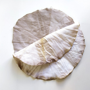 Superposer endroit contre endroit les deux disques pour former la future charlotte à bol