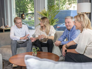 Fyra konsulter som diskuterar fastigheter