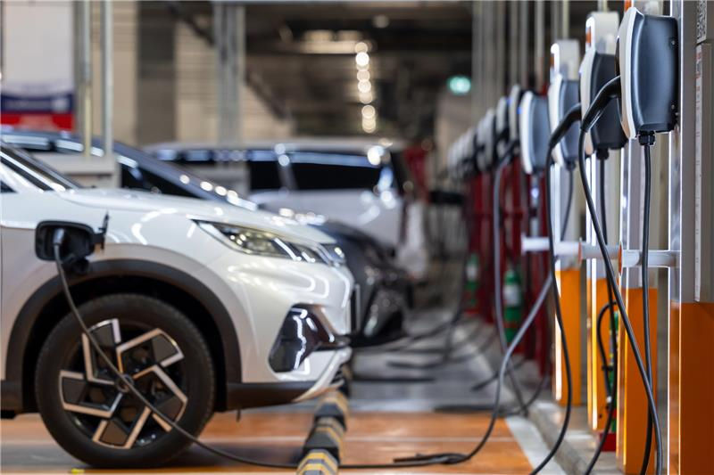 Vehículos eléctricos cargando en estaciones de servicio en Colombia