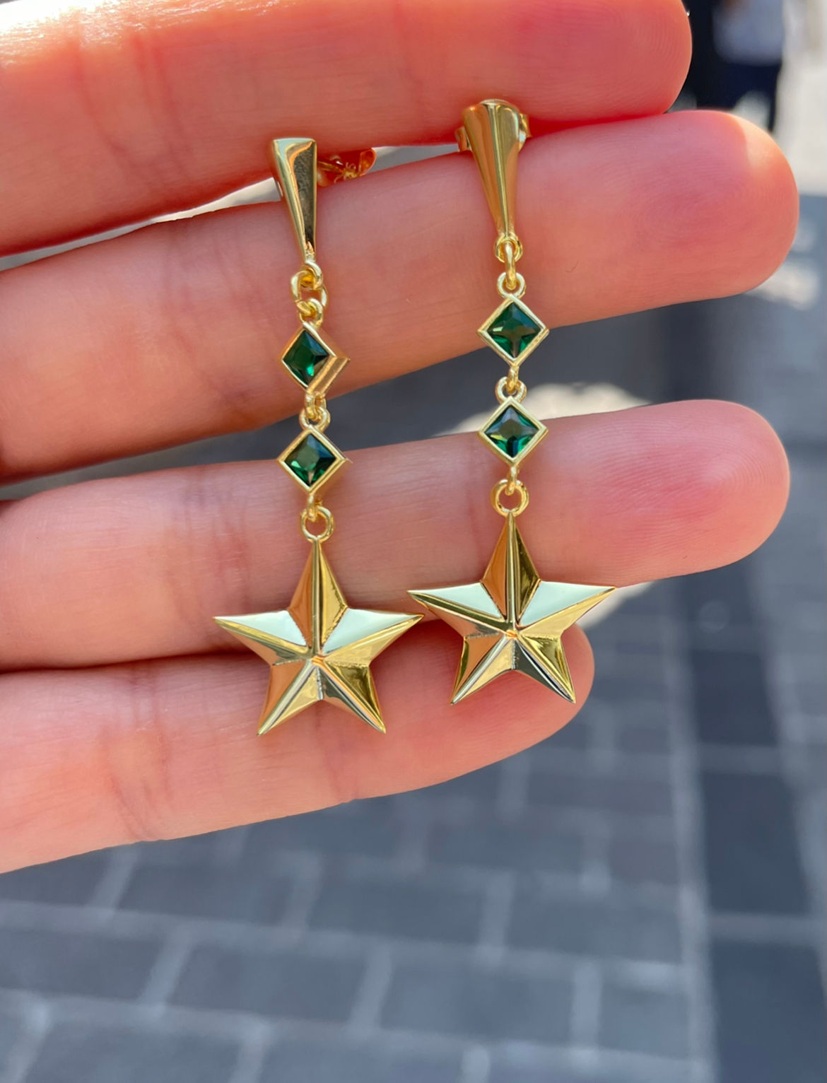 Yeşil Taşlı Sallantılı Yıldız Küpe