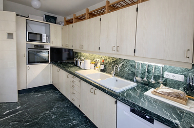 Cocina moderna con mármol verde.png