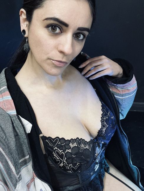 Selfie of Misuzu warming up between sets in a thick zip up hoodie