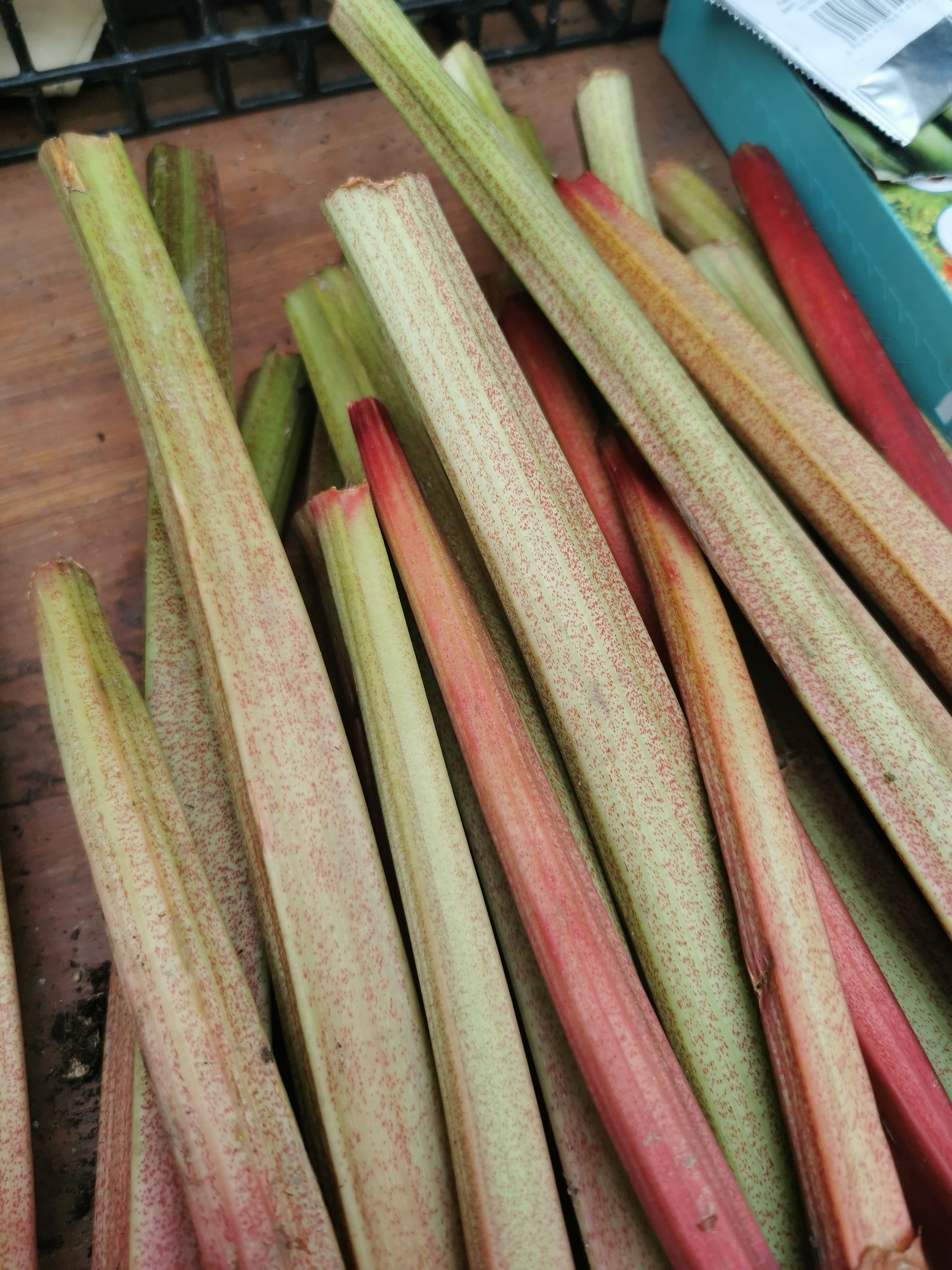 Locally grown Organic Rubarb per 1/4 kg