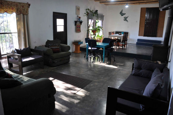 Interior cocina, sala y comedor cabaña.