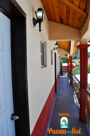 Fachada exterior hotel Puesta del Sol en Creel, Chihuahua.