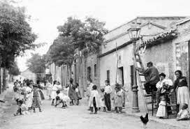 The magical town of Creel, located in the state of Chihuahua, Mexico, has an interesting history dating back to the last decades of the 19th century. Originally known as Seegórachi which means "place of tadpoles" in the Rarámuri language, a small indigenous ranch, apparently with a lot of water at that time, the place began to attract mestizo people who were dedicated to temporary agriculture and the cultivation of cereals to self-consumption, as well as the raising of farm animals.