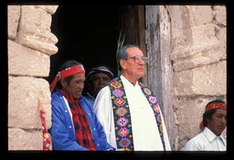 Jesuit Father Luis Guillermo Verplancken Aldayturriaga, born in 1926 in Guadalajara, Jalisco, dedicated much of his life to the well-being of the Rarámuri community in the Sierra Tarahumara. He arrived at the Tarahumara Mission in 1952 and was ordained a priest in 1957. During his life, he carried out numerous projects and programs aimed at improving the quality of life of this community, focusing on their needs and maintaining a deep respect for their values, history. and worldview.