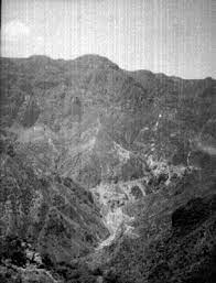 El pueblo mágico de Creel, ubicado en el estado de Chihuahua, México, tiene una historia interesante que se remonta a las últimas décadas del siglo XIX. Originalmente conocido como Seegórachi que significa "lugar de renacuajos" en lengua Rarámuri, una pequeña ranchería indígena, al parecer con mucha agua en aquel tiempo, el lugar comenzó a atraer a personas mestizas que se dedicaban a la agricultura temporal y al cultivo de cereales para el autoconsumo, así como a la crianza de animales de granja.