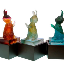 Material: Glass and Wooden Base
Dimensions: 10 cm x 10 cm x 25 cm