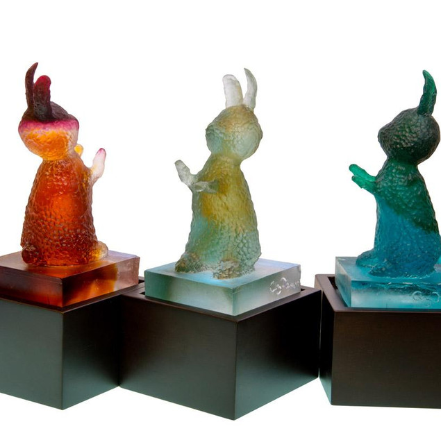 Material: Glass and Wooden Base
Dimensions: 10 cm x 10 cm x 25 cm