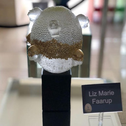 Material: Glass and Granite Base
Dimensions: 18 cm x 18 cm x 30 cm