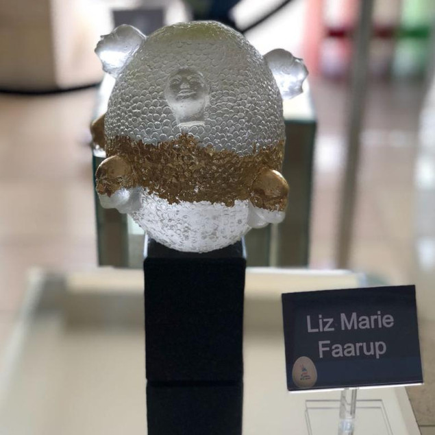 Material: Glass and Granite Base
Dimensions: 18 cm x 18 cm x 30 cm