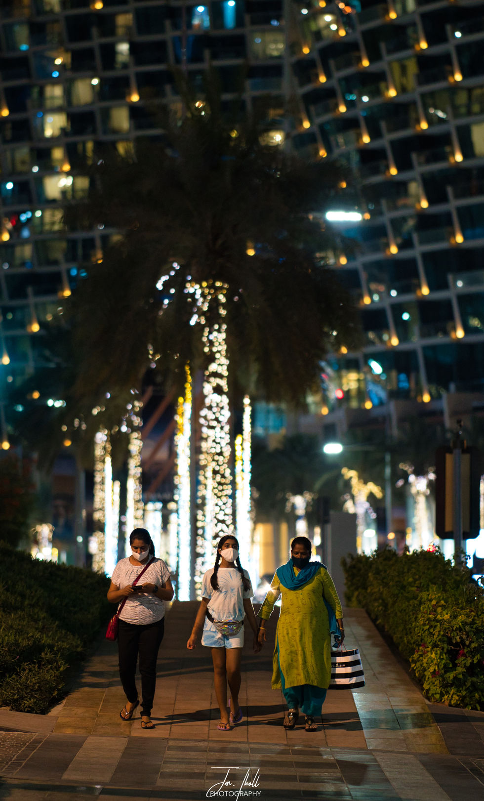 indian girls walk dubai night
