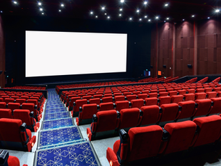 Écran de projection cinéma sur mesure installé par Multivision