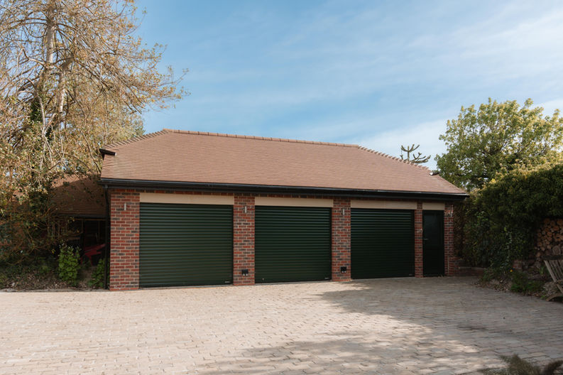 Detached triple garage within the Surrey Hills property