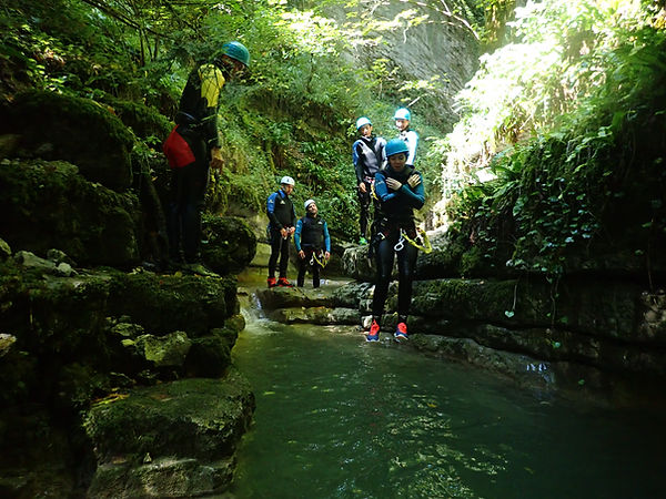 Balade dans les bains naturels vers Annecy. Saut de niveau facile