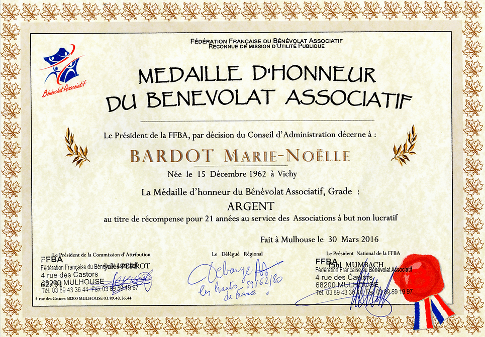 Marie Bardot décorée de la Médaille d'honneur du bénévolat associatif