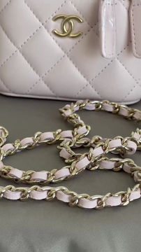 الصورة المصغرة: CHAN€L Quilted Leather Small Vanity with Chain