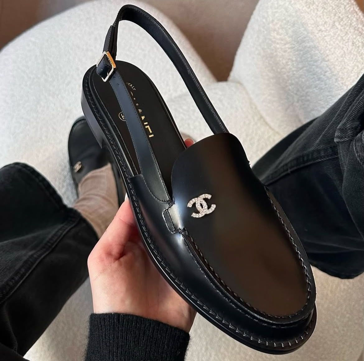 CHAN€L Leather Flat Sandals 