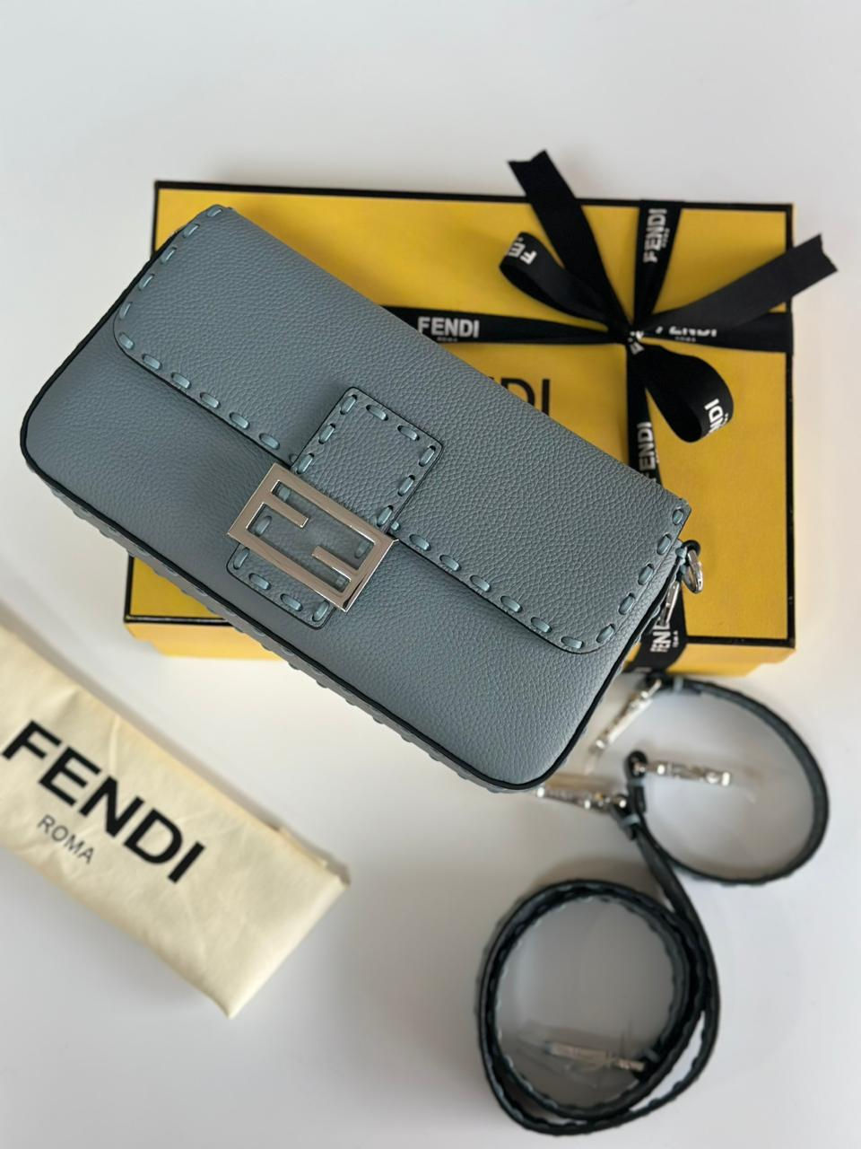 الصورة المصغرة: Fendi Women Fendi Baguette Bag