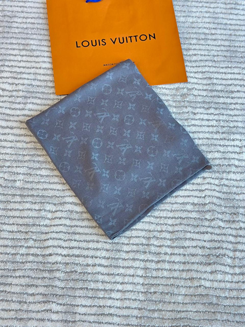 الصورة المصغرة: LOU!S VU!TTON Chale Monogram Shine Silk Scarf