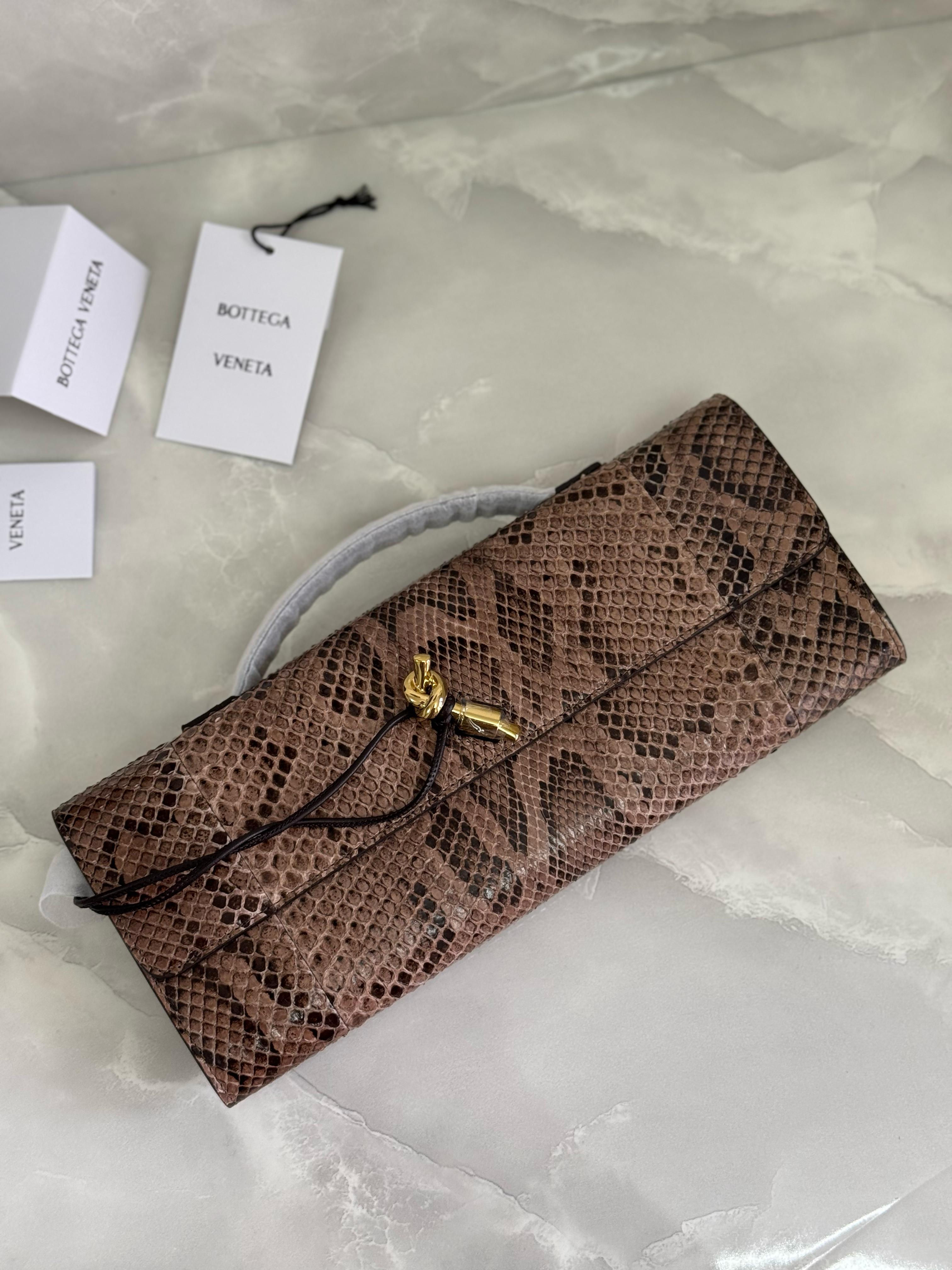 BOTT€GA V€N€TA Long Andiamo Clutch Bag - Women - Calf Leather -