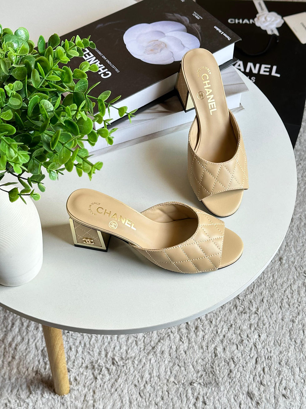الصورة المصغرة: CHAN€L Leather mules & clogs