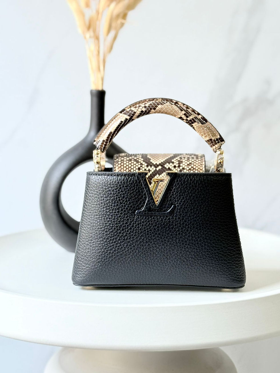 الصورة المصغرة: LV Capucines in python handle