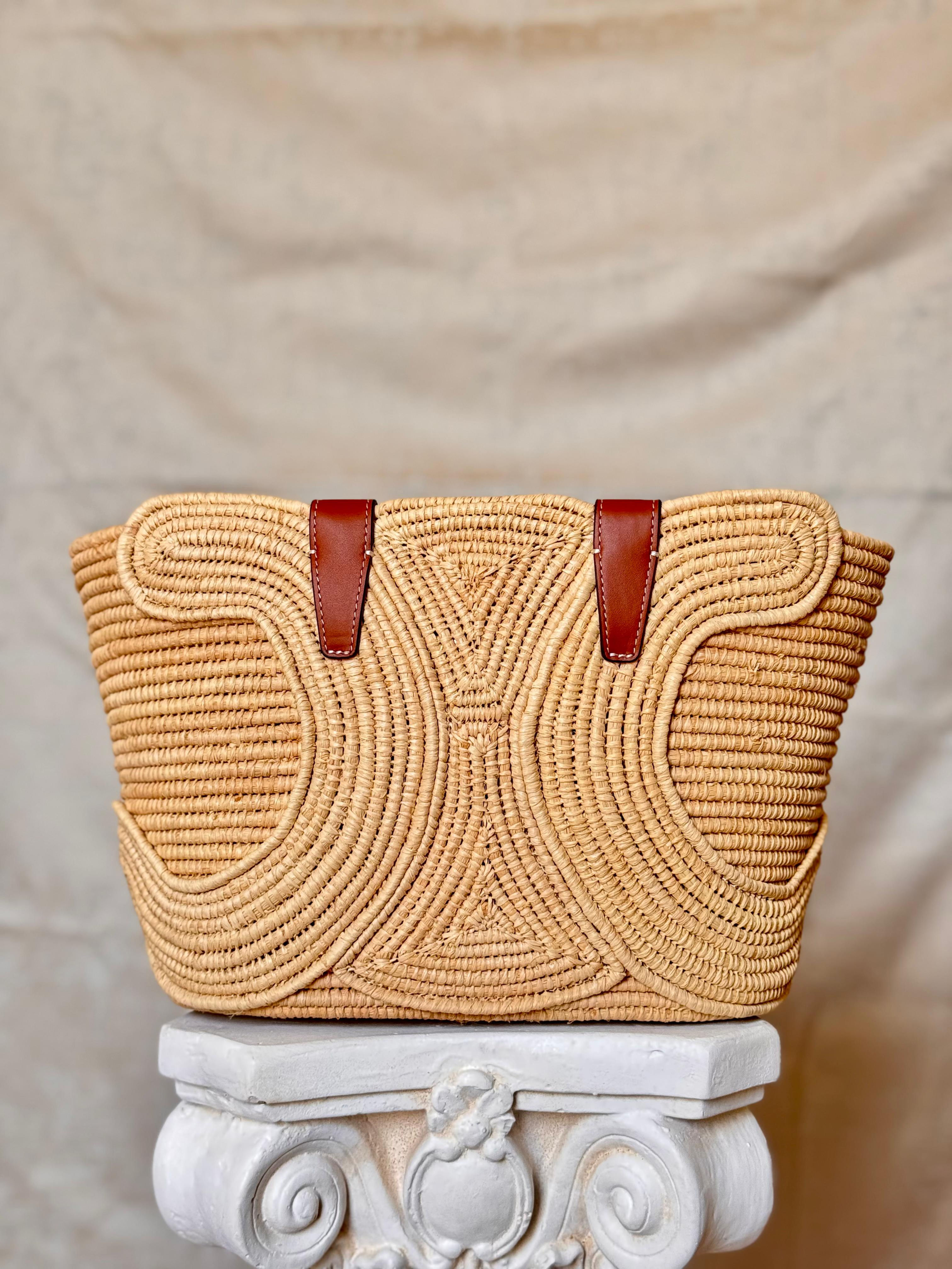 C€L!N€ CLASSIC PANIER MEDIUM BRAIDED TRIOMPHE IN RAFFIA AND CALFSKIN