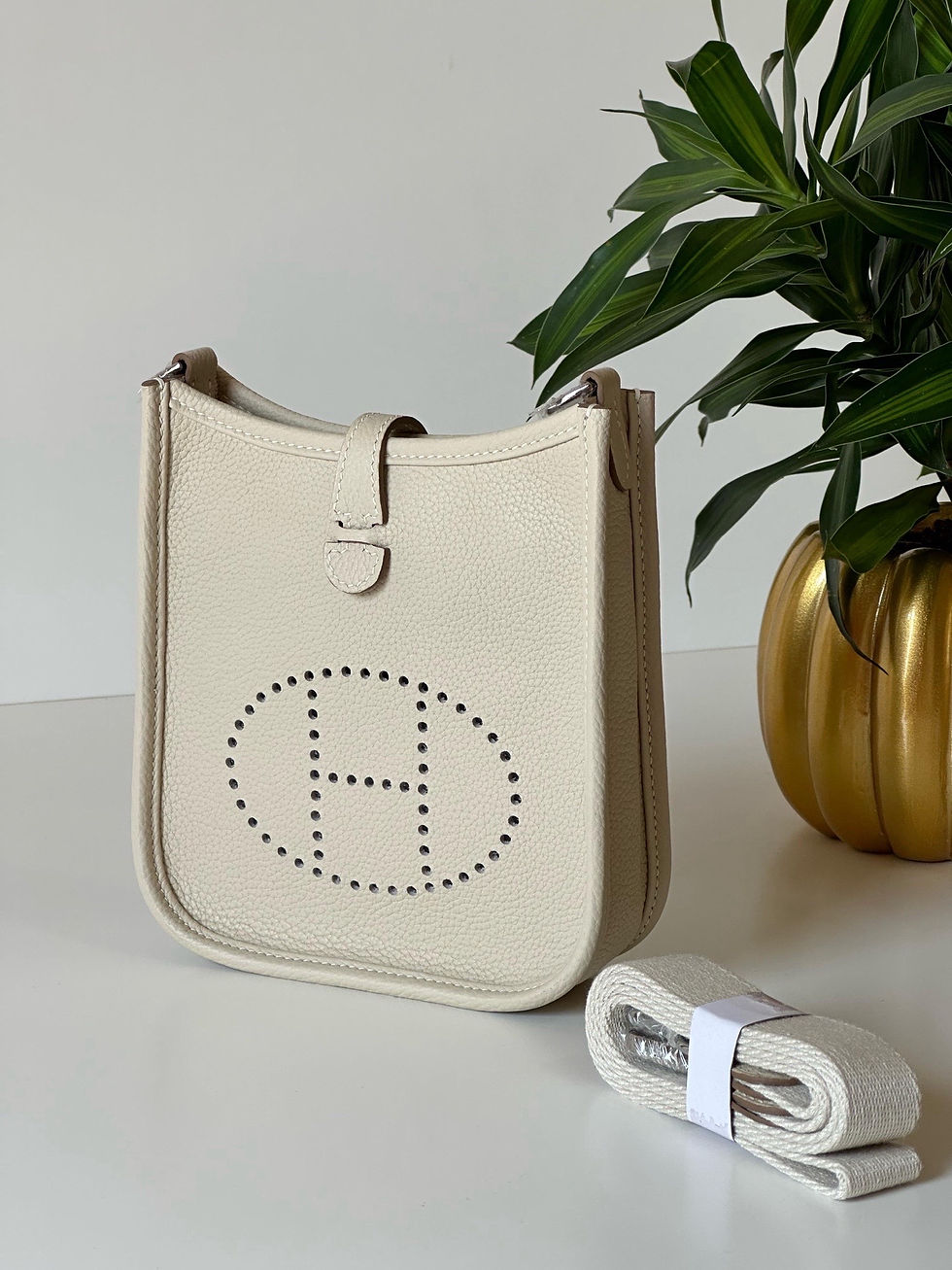 Thumbnail: Herm*s Evelyne Leather Crossbody Bag