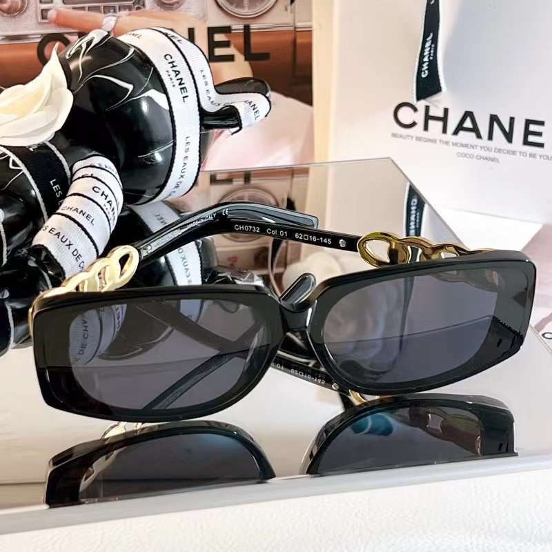 CHAN€L C-shaped Sunglasses