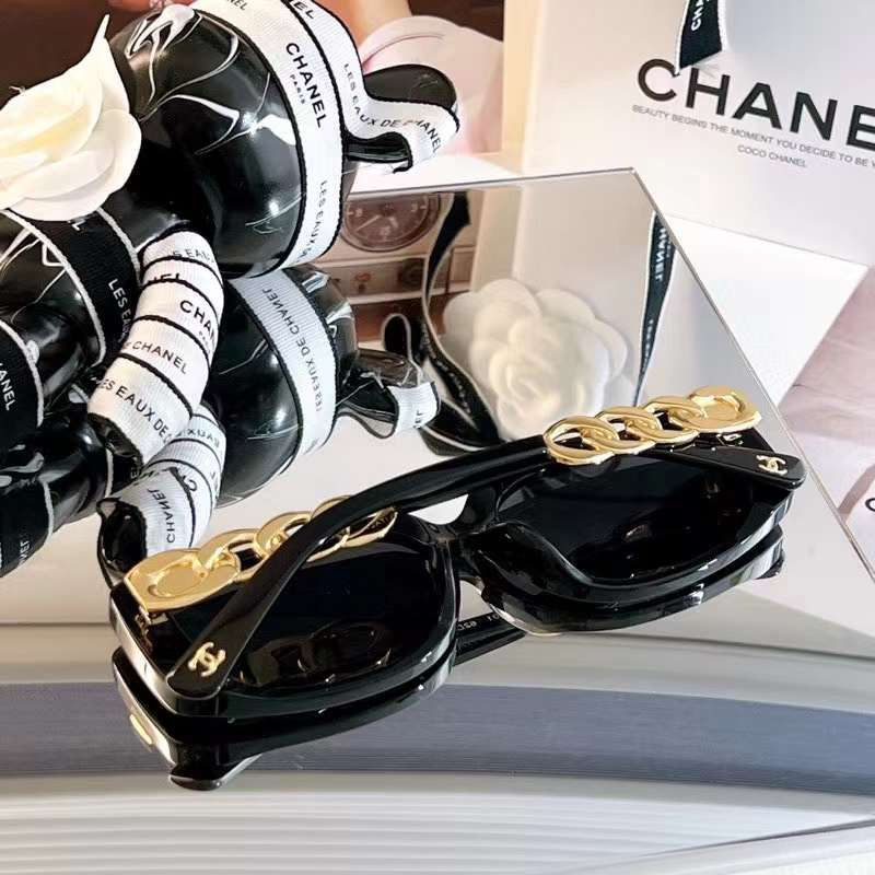 الصورة المصغرة: CHAN€L C-shaped Sunglasses